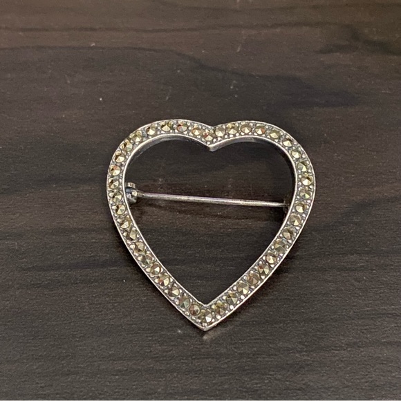 Vintage Signed 925 A Sterling Silver Marcasite Heart-shaped Love Brooch - Picture 2 of 9